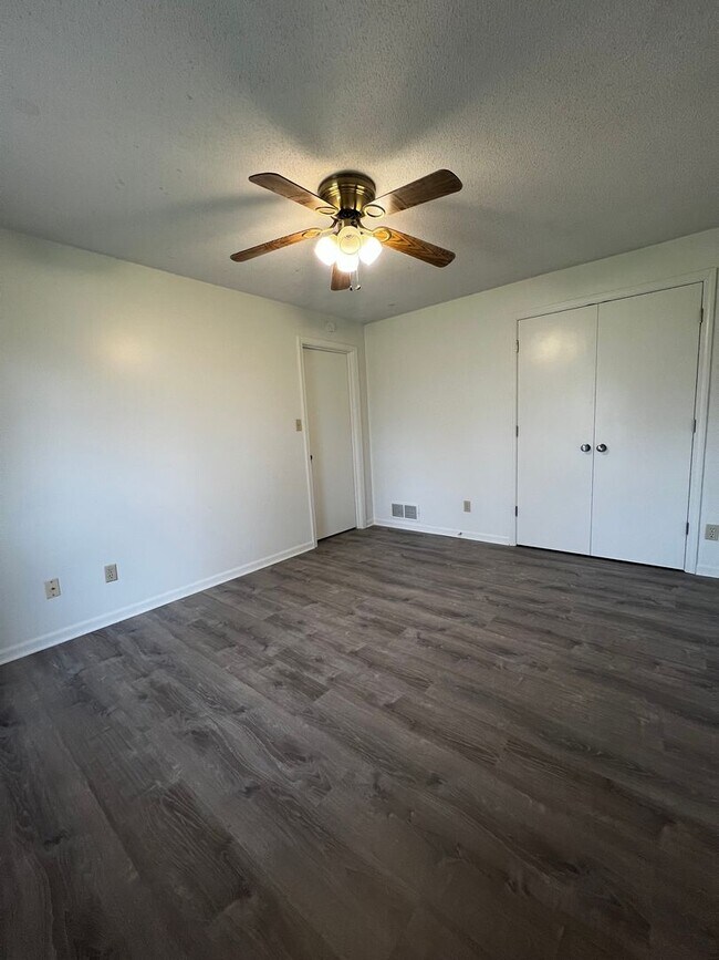 Building Photo - 2500-2502 Hollyhock Dr