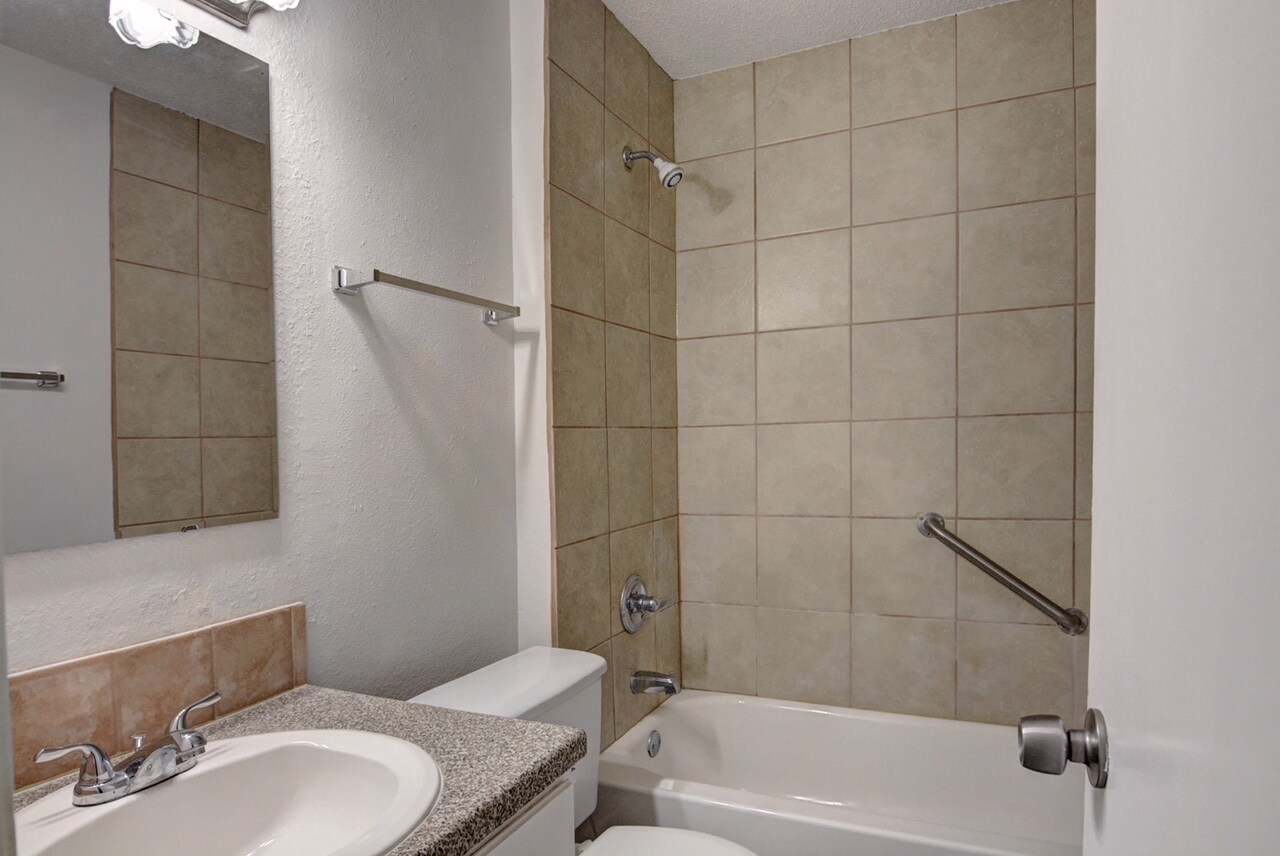 Building Photo - 410 Vista W Ct