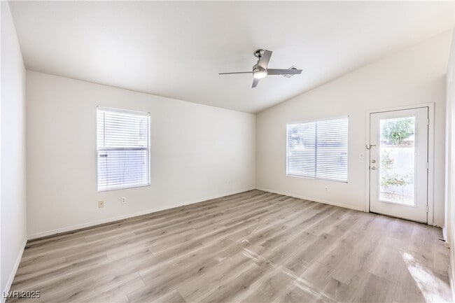 Building Photo - 1851 Vista Pointe Ave