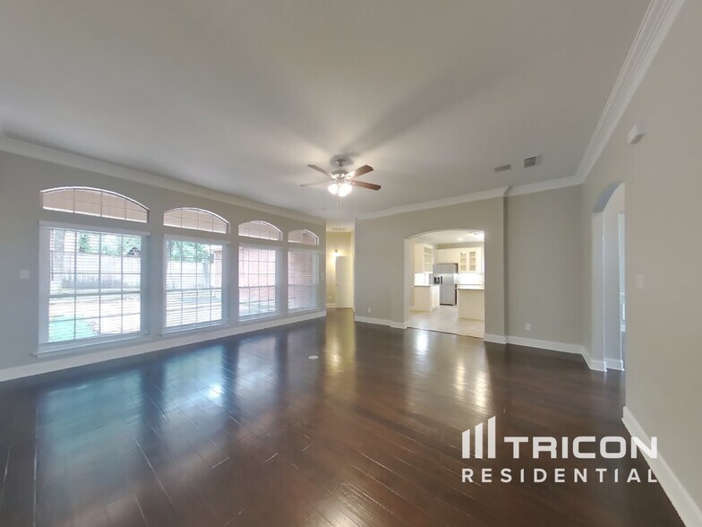 Building Photo - 716 Lakeview Dr