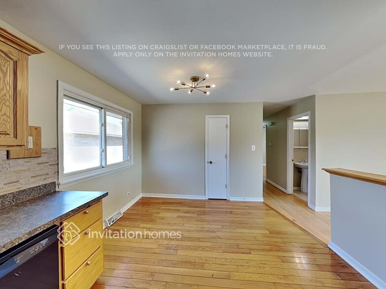 Building Photo - 7648 S Oconto Ave