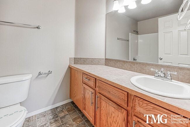 Building Photo - Gorgeous Two Bedroom Townhome in Hillsboro!