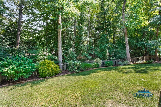 Building Photo - WONDERFUL WOODLAKE HOME WITH 1ST FLOOR BED...