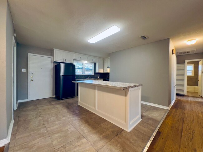 Building Photo - MOVE-IN SPECIAL: Recently Remodeled 3/2/1