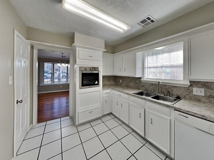 Building Photo - 1906 Tucumcari Dr