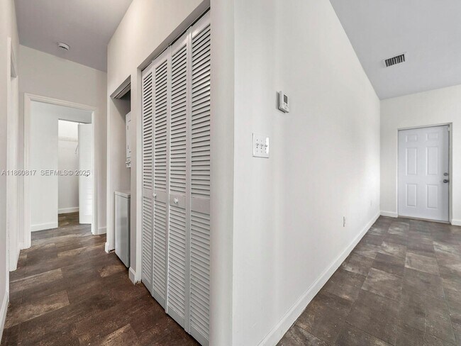 Building Photo - 1514 NW 5th Ave