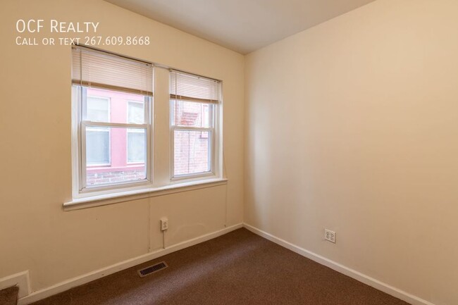 Building Photo - Spacious 2 Bedroom, 1 Bath Apartment in We...