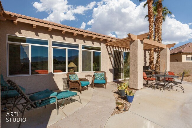 Building Photo - Beautiful home located in the gated commun...