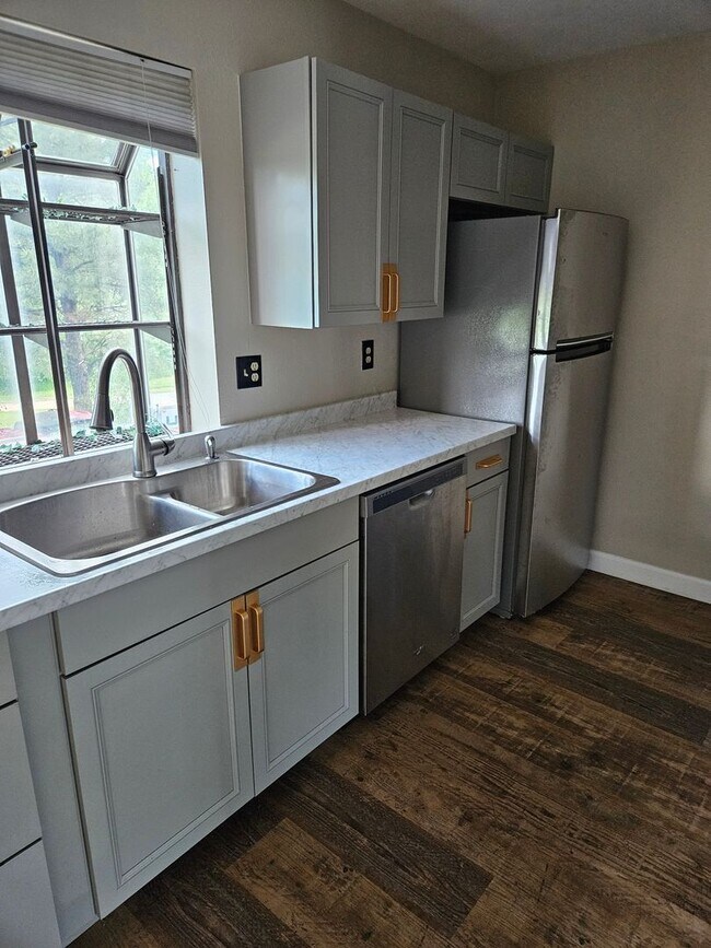 Building Photo - Updated Fort Collins Townhouse with Garage, Private Balcony & Central Location!