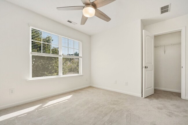 Building Photo - 3 Moonbeam Ct