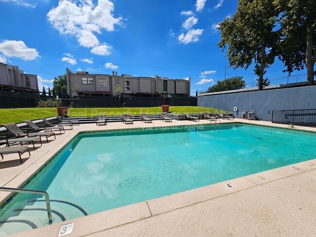 Building Photo - 410 W 7th St