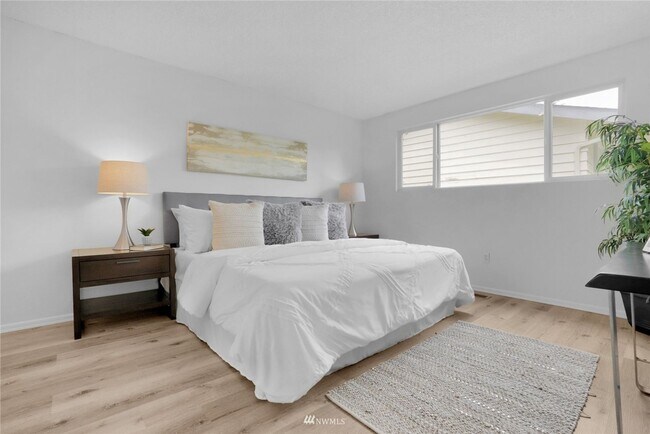 Building Photo - Spacious 5 Bed 3 Bath Home with In-Law Suite and huge yard in Olympic Hills