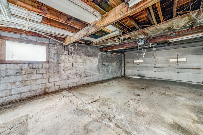 Building Photo - 2027 Eccles St