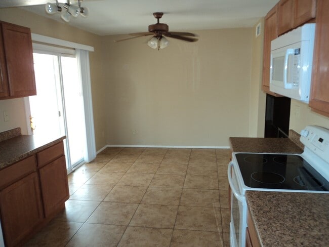 Building Photo - Freshly painted and ready for new occupant...