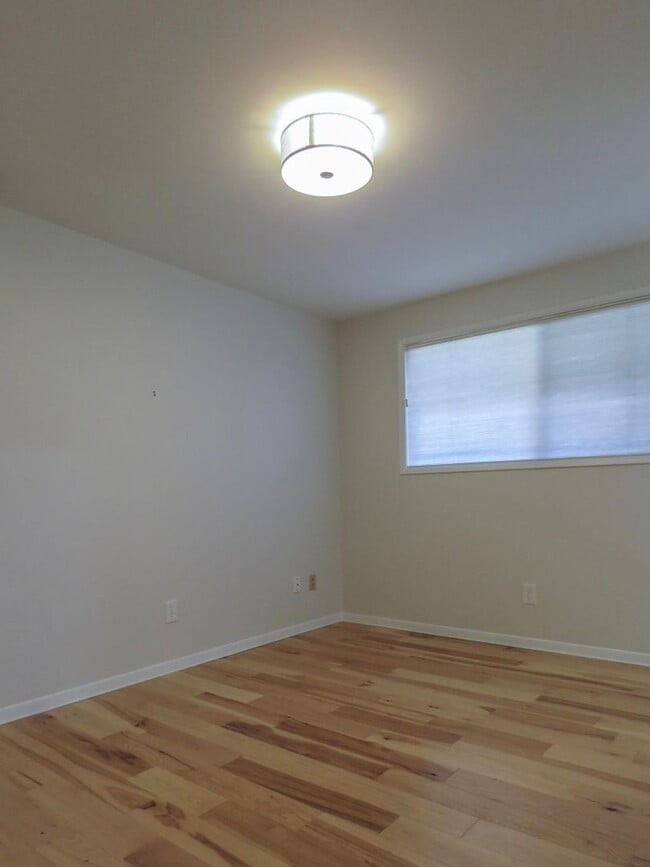 Building Photo - Gorgeous Ranch Style 3 Bedroom Home In Lake Oswego Available Now !!!