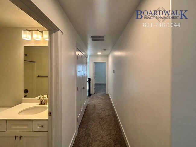 Building Photo - Spacious 3 bed in Quiet Community