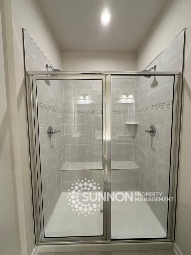 Building Photo - Beautiful 4 Bed 3.5 Bath Townhome minutes ...