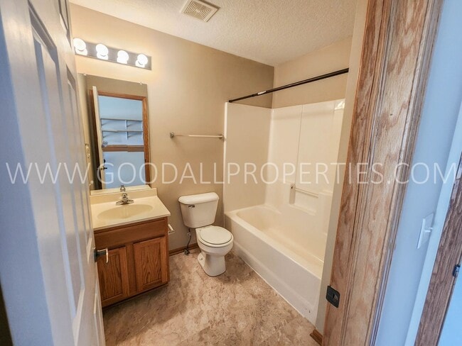 Building Photo - 2 Bedroom 2.5 Bath Townhome In West Des Mo...