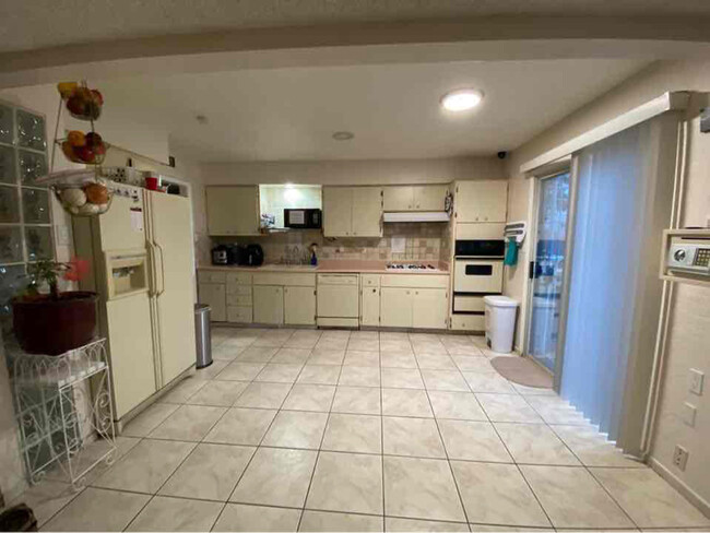 Building Photo - 4810 El Escorial Dr