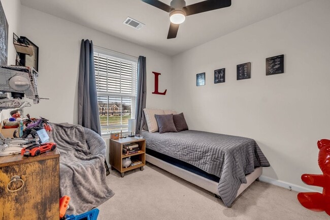 Building Photo - 3 BED 2.5 BATH TOWNHOME WALKING DISTANCE TO LEBANON SQUARE!