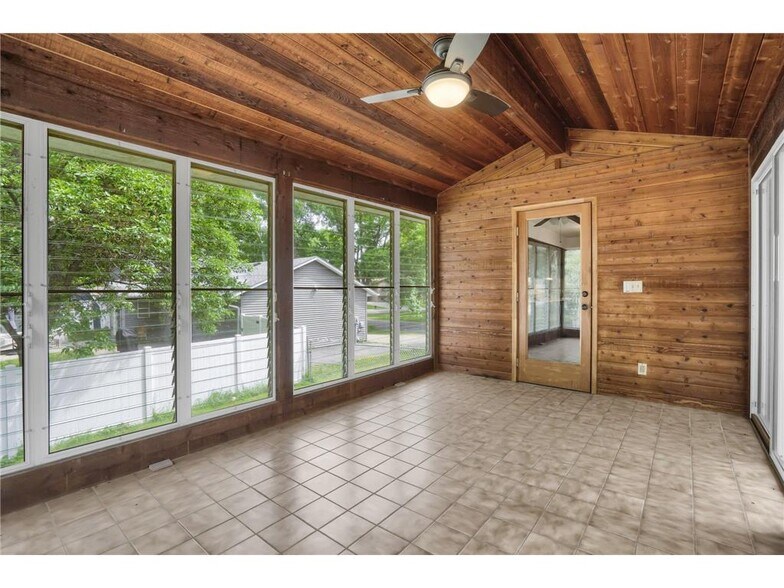 Building Photo - 9937 Deerwood Ln N