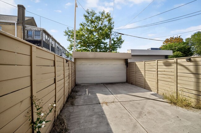 Building Photo - Available Now! 3 Bed 3.5 Bed in Brightwood...