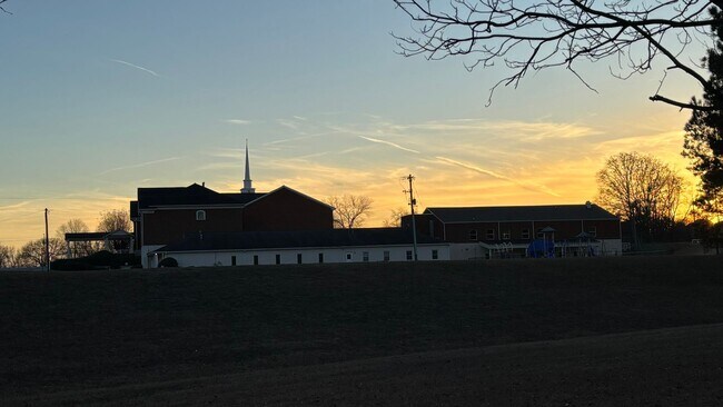 Building Photo - Log Cabin in Oconee on a 1.357 acre neighborhood wooded lot!