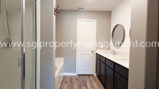 Building Photo - 942 Primrose Dr