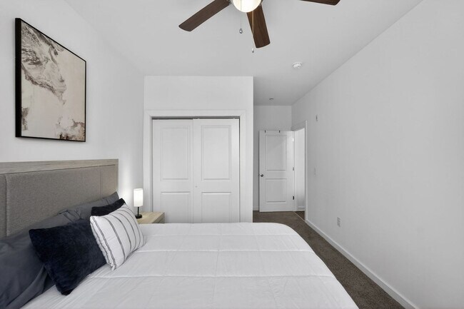 Building Photo - 1516 W Girard Ave