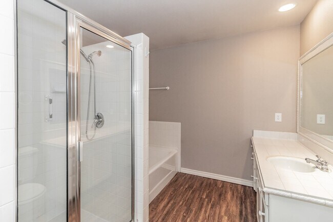 Building Photo - Beautiful townhome in a prime location nea...