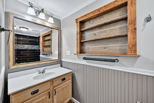 Building Photo - 300 W Moore St