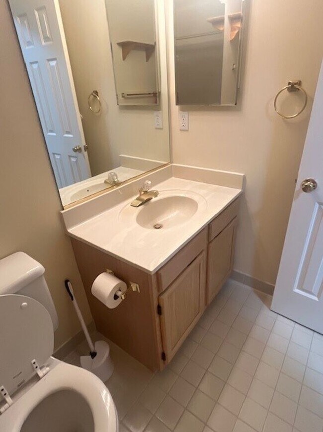 Building Photo - Gorgeous home with boat slip and water views