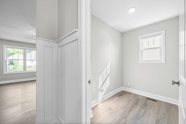 Building Photo - Pet Friendly Four Bedroom!