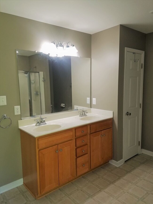 Building Photo - Large 2 story transitional in Birkdale