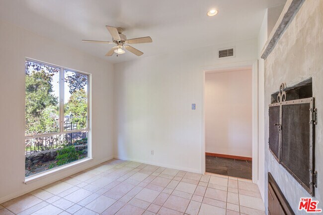 Building Photo - 15511 Woodcrest Dr