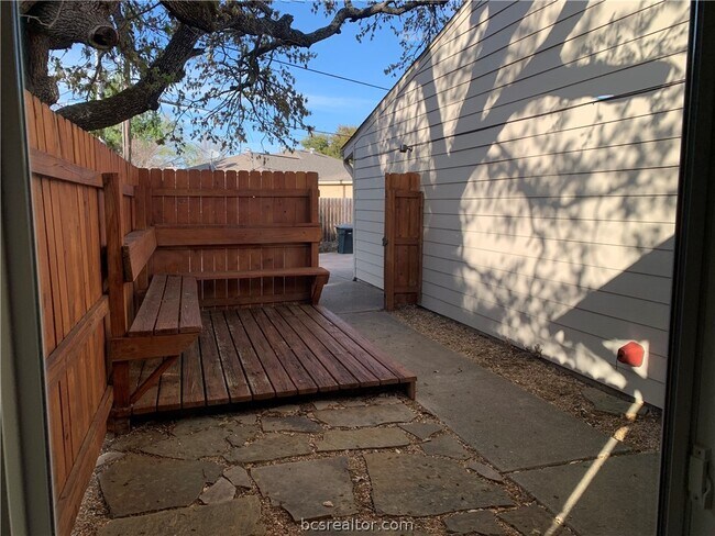 Building Photo - 2501 Longmire Dr