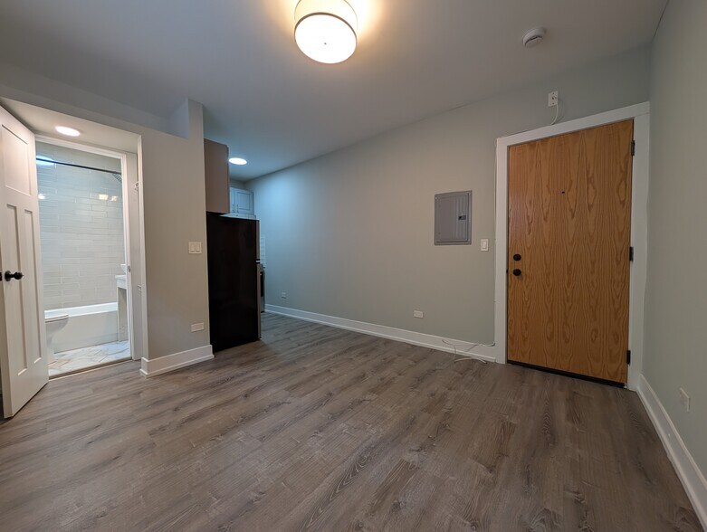 Building Photo - 515 W Belmont Ave