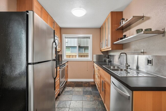Building Photo - 4934-4942 NE 32nd Place