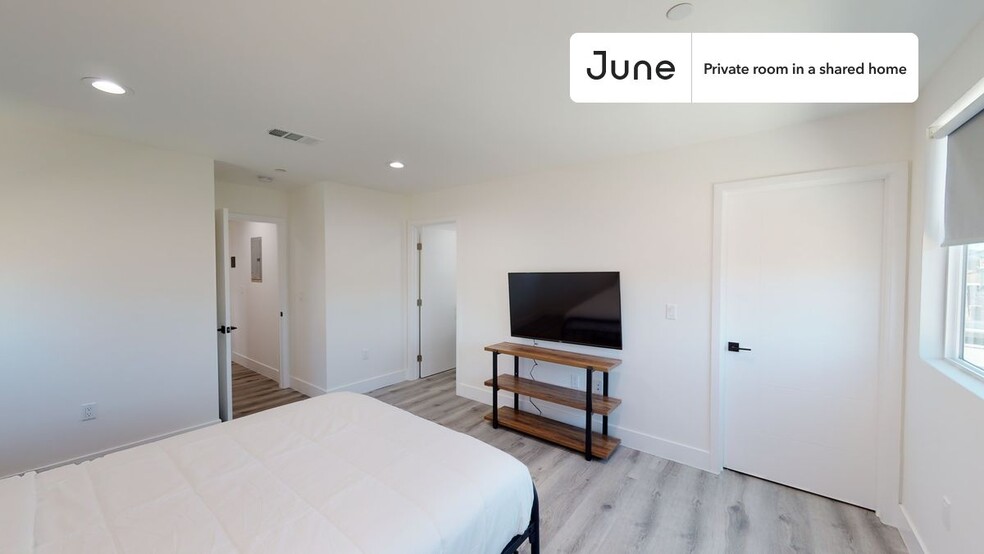 Building Photo - Private bedroom in 4 bed/3 bath Home