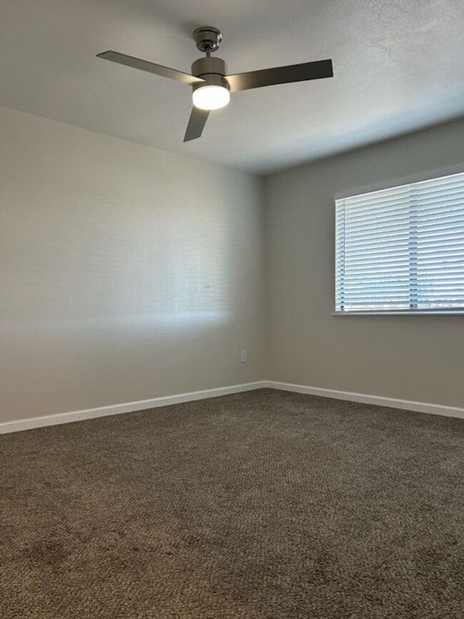 Building Photo - 912 W Graaf Ave