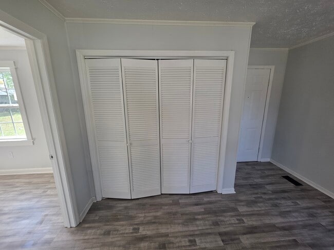 Building Photo - 1001 James St