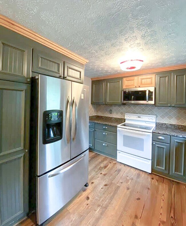 Building Photo - Charming 2-Level, 3 Bed 2 Bath Home In Much Sought After Chalet Woods Location