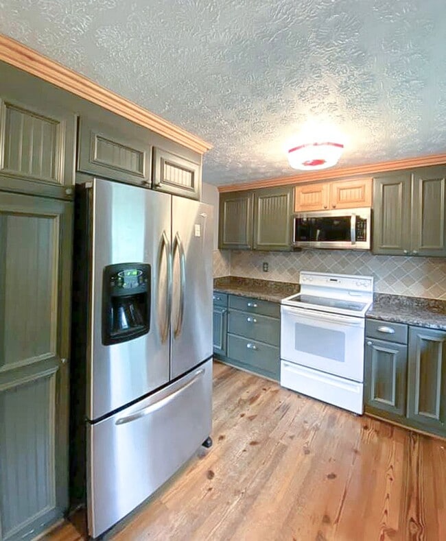 Building Photo - Charming 2-Level, 3 Bedroom 2 Bathroom Hom...