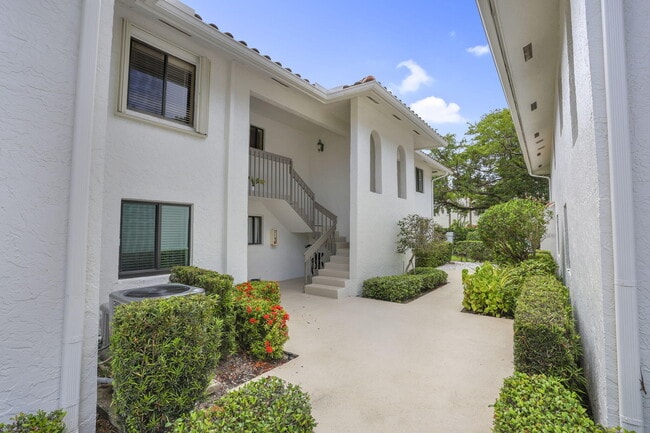 Building Photo - 100 Pelican Pointe Dr