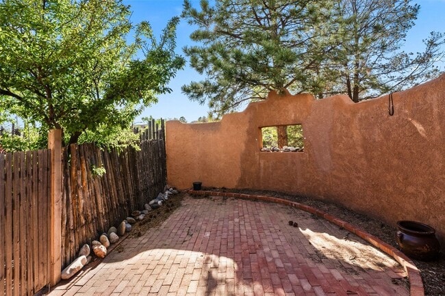 Building Photo - 280 Loma Entrada