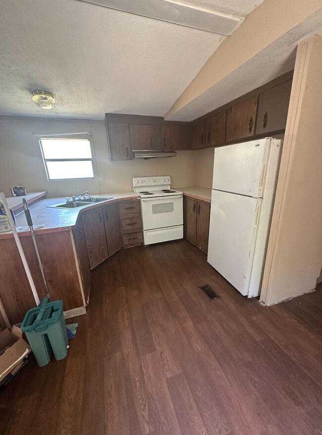 Building Photo - Rent this 2 Bedroom in Windsor!