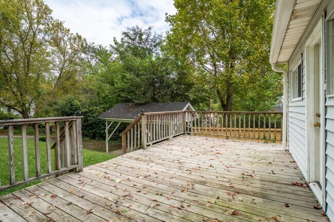 Building Photo - 703 W 2nd Ave