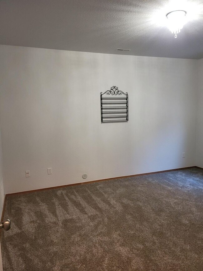 Building Photo - 5 Bed 3 Bath Ranch w/ AC - Available Now! ...