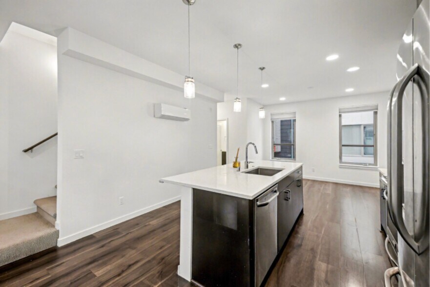 Building Photo - 2405 S Holgate St