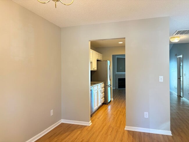 Building Photo - 2 Br 2 Bath Move In Ready!